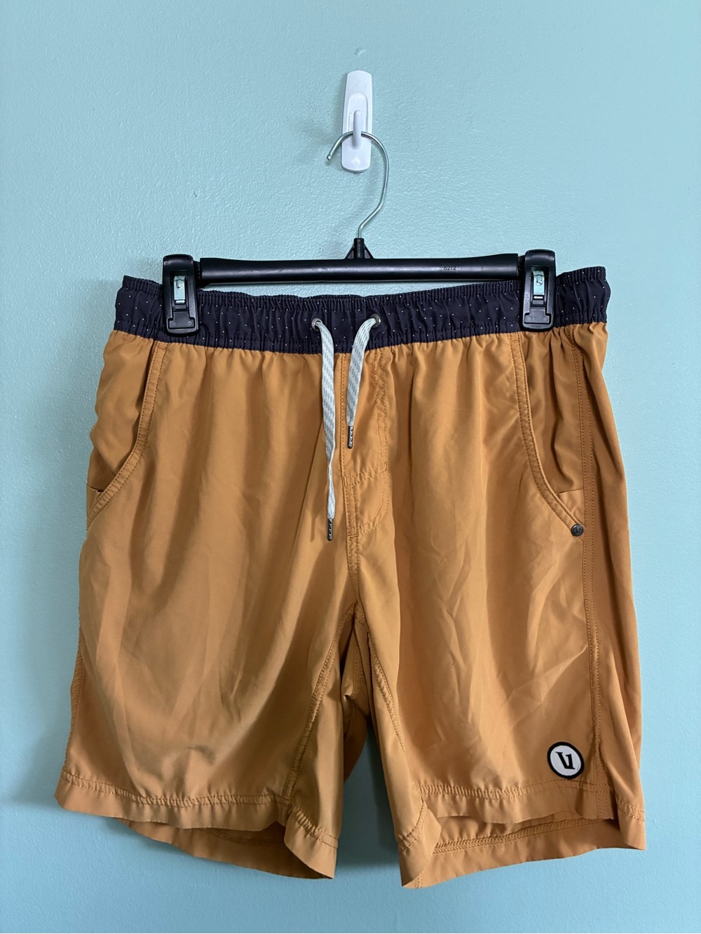 Vuori Men’s Kore Shorts Mustard 7.5” Inseam Lined V302 Sz S